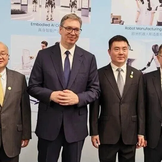 武契奇参观智元合作伙伴工厂,观看机器人技术展示